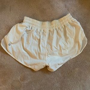 Hotty hot 2.5 Lulu lemon shorts (size 8)